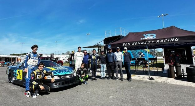 Visit Jovens pilotos da NASCAR Brasil Sprint Race experimentam carros oficiais da NASCAR page