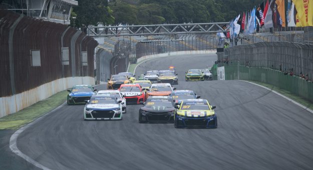 Visit NASCAR Brasil acelera com Pirelli em São Paulo page