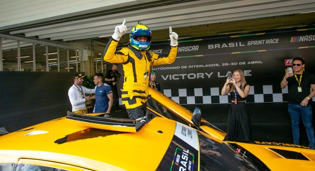 Visit NASCAR Brasil: em disputa de tirar o fôlego, Julio Campos vence a Corrida 2 em São Paulo page