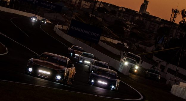 Visit Júlio Campos brilha mais forte na #NightChallenge da NASCAR Brasil page