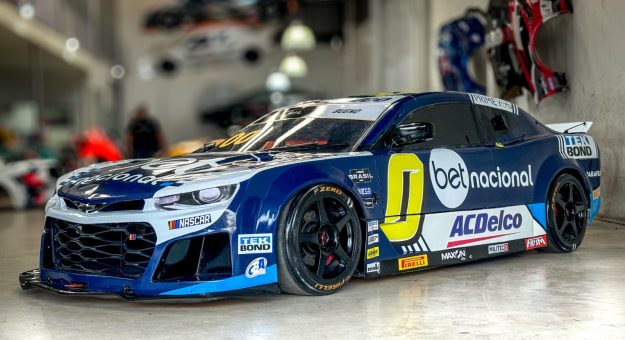 Visit Cacá Bueno retorna às pistas após dois meses com estreia na NASCAR Brasil page