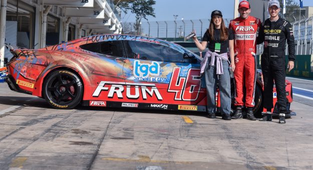 Visit Singus Competition traz Jaque Carvalho para imprimir arte única no carro do piloto Vitor Genz e Arthur Scherer page