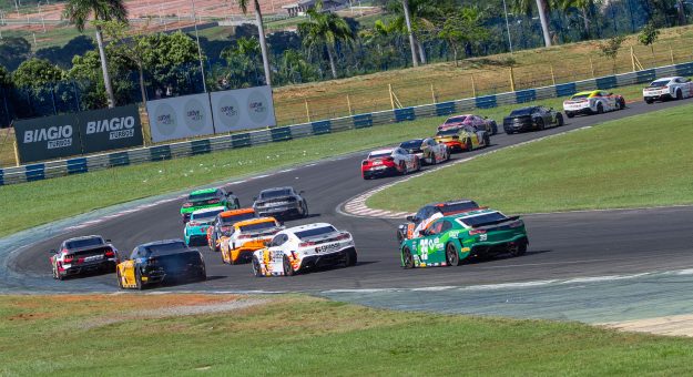 Visit Confira a programação e locais de transmissão da Oval Track page