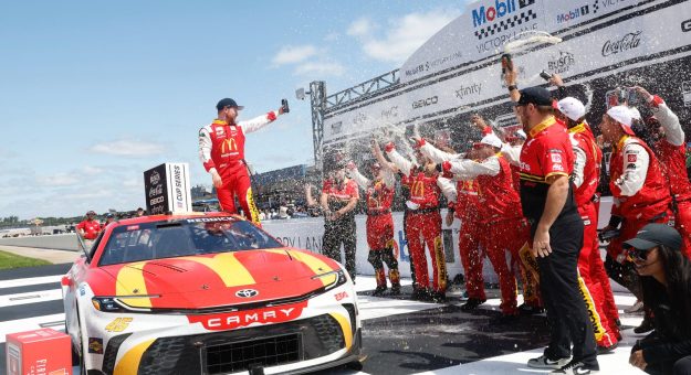 Visit Mobil avança em sua estratégia global com ingresso na  NASCAR Brasil page