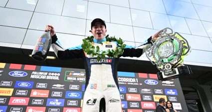Sob garoa, Nicolas Costa leva a melhor na Corrida 1 da NASCAR Brasil em Interlagos